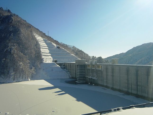 管理庁舎からダム堤体を望む 1月29日撮影