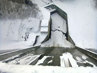 天端中央からみたダム下流常用洪水吐も凍っています