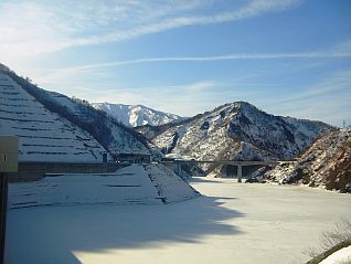 まっ白な三体山がくっきり見えます（3月7日撮影）