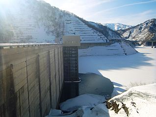 取水塔周辺、湖面の氷もが融けてきました（3月7日撮影）