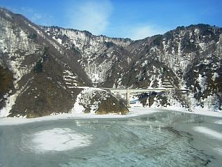 湖面の氷がどんどん溶け始めています