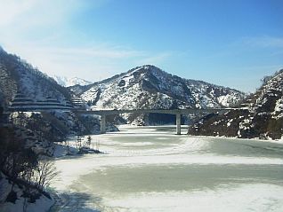 ながい百秋湖展望所から上流は、まだ氷で覆われています