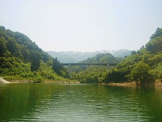 合地沢橋と残雪の三体山