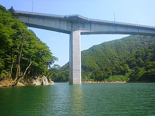 湖面から見上げる竜神大橋