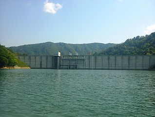 湖面から見る長井ダム堤体