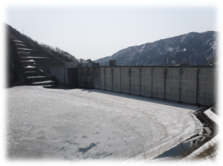 ながい百秋湖は雪氷状態です。（4月7日9時撮影）