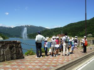 しばし月山湖大噴水を見学