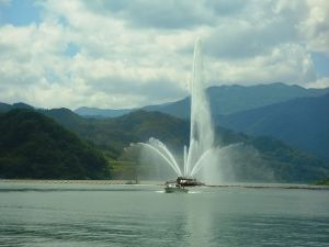 月山湖大噴水と巡視船