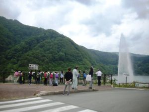 見学中に大噴水が打ち上がる