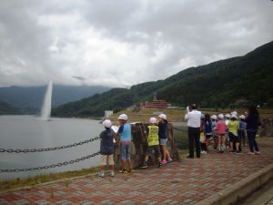 しばし月山湖大噴水を観賞