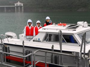 小雨の降る中、巡視船へ乗船