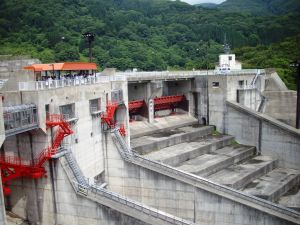 ダム洪水吐を見学