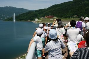 月山湖大噴水をバックに記念撮影開始！