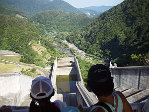 ダム洪水吐からの眺め