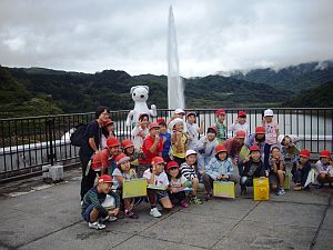 月山湖大噴水を背景に記念撮影♪