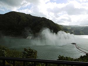 強風のため、オーロラのような月山湖大噴水