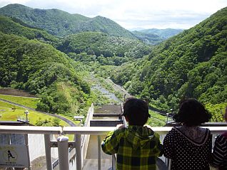 操作室にて寒河江ダムの現在の貯水量を確認