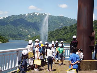 月山湖大噴水を観賞