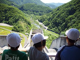 寒河江ダムの天端