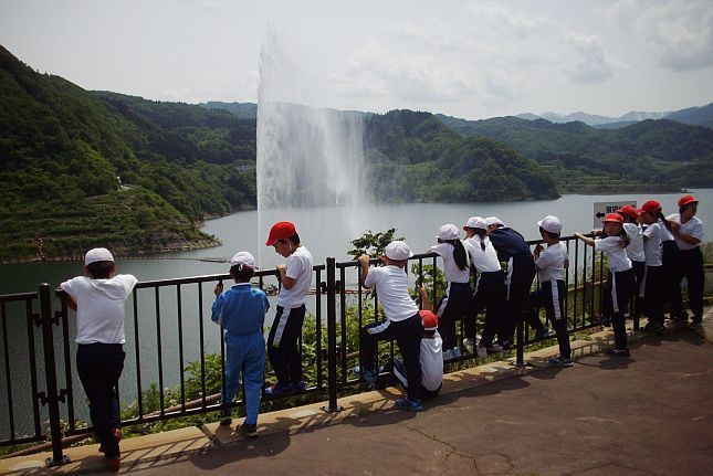 月山湖大噴水の観賞