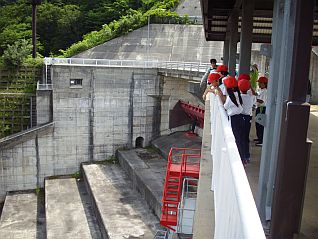 操作室にて寒河江ダムの現在の貯水量を確認