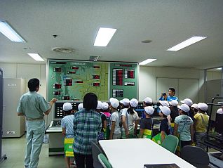 操作室にて寒河江ダムの現在の貯水量を確認