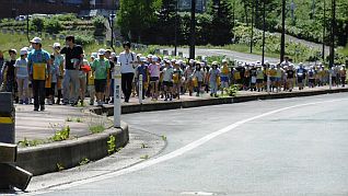 洪水吐まで徒歩で移動