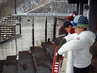 寒河江ダムの高さを実感