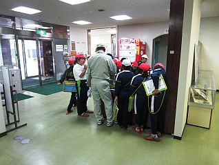 ダム貯水池周辺模型を囲んで