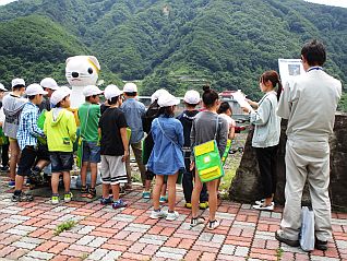 堤体を歩きダムの大きさを体感