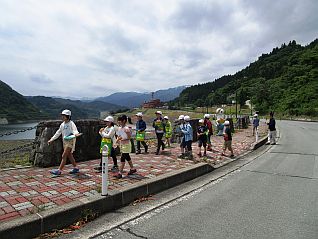 堤体を歩きダムの大きさを体感