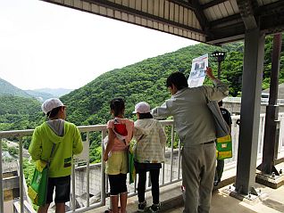 ゲートハウスからダム直下を見下ろし高さを体感