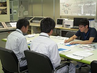 操作室でダムの重要性と管理について学びました