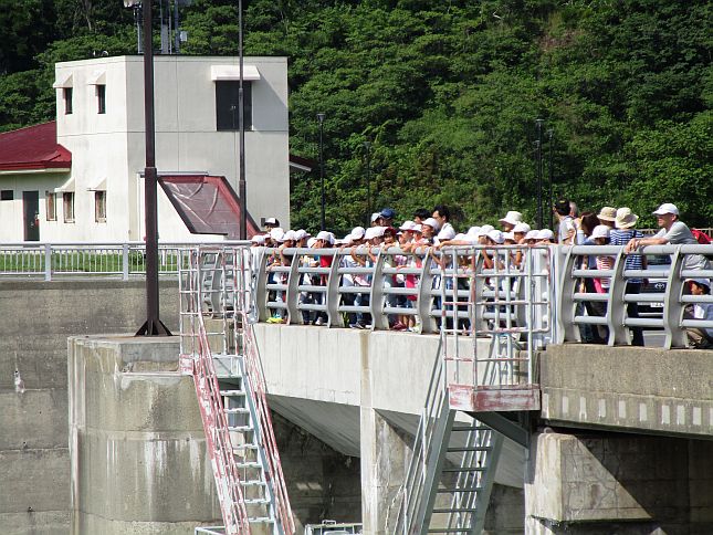 案内広場からダム湖を眺望