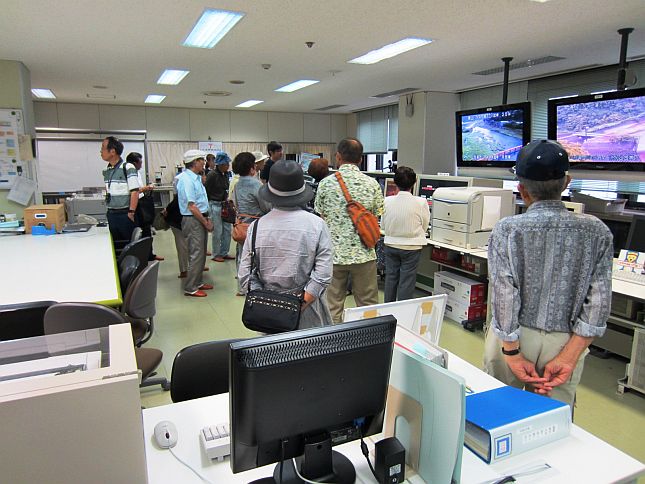 スタッフから説明を受けながら操作室見学