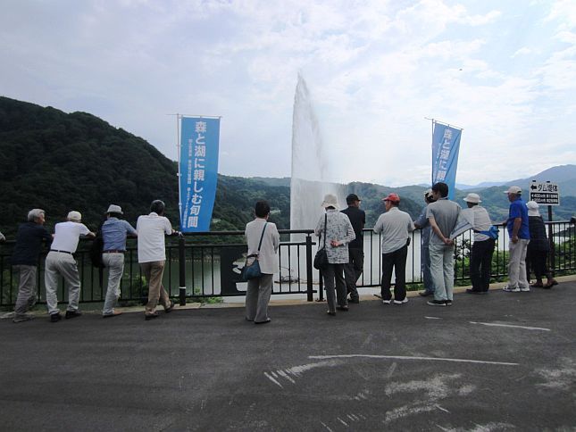 日本一の月山湖大噴水を眺望