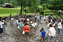 ⑤魚つかみどり大会