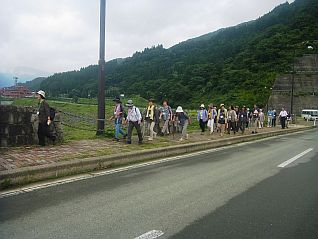 みなさん元気にダム天端を徒歩で移動