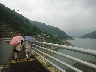 移動途中、降り始めた雨の中、歩きながら大噴水を眺望