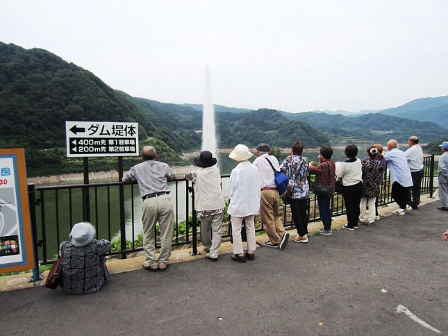 112mの高さまで打ち上がる月山湖大噴水を眺望