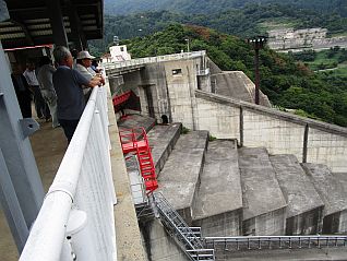 ゲートハウスから直下をのぞき込む皆さん