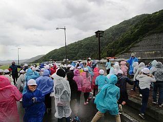 雨風の中、ダム堤体を元気に歩きながらゲートハウスへと移動