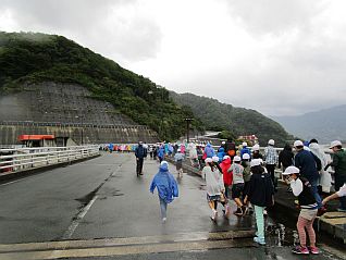 雨風の中、ダム堤体を元気に歩きながらゲートハウスへと移動