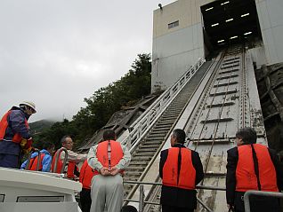 降船後、係船設備を見上げる皆さん