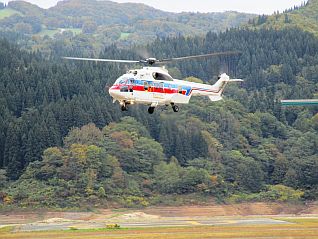 仙台空港から飛び立ち寒河江ダム臨時ヘリポートへ着陸する「みちのく号」