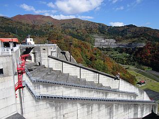 ゲートハウスから洪水吐直下を見下ろし高さを体感