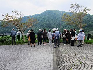 事務所隣の広場でダム湖を眺望しながらの見学