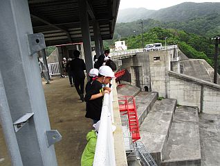 洪水吐でダムの高さを体感