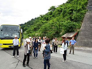 見学の注意事項説明を受け出発