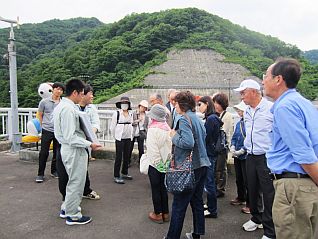 案内広場周辺での説明